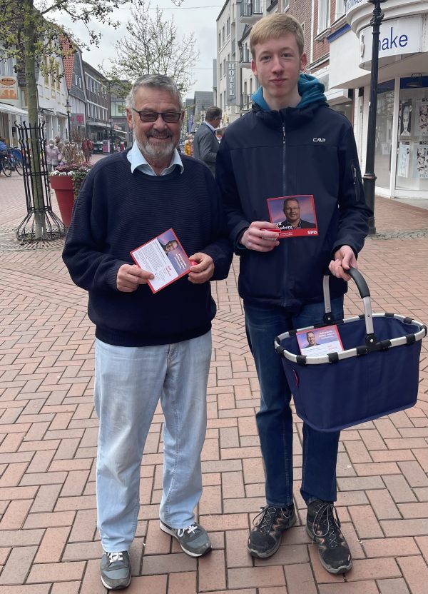 Ernst-Rainer (links) nach 50 Jahren immer noch aktiv, hier gemeinsam auf dem Marktplatz mit unserem neusten Mitglied, Lukas